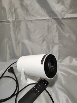 Proyector Compacto Blanco y pantalla