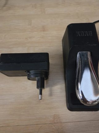 Teclado Eléctrico Korg con Soporte