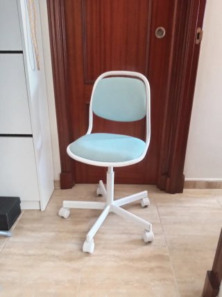 Silla de escritorio blanca y turquesa