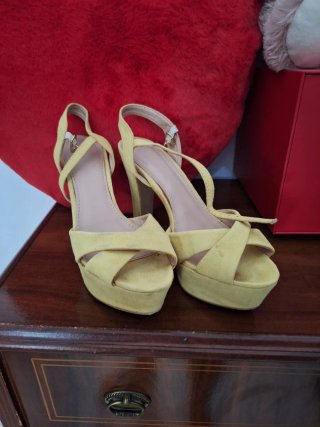 Zapatos de tacón amarillos