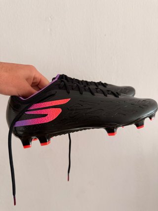 Botas de fútbol negras