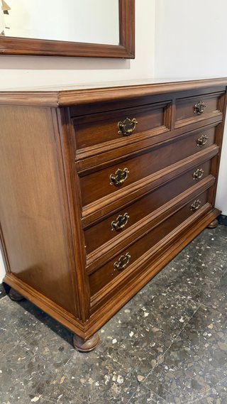 Cómoda clásica de madera