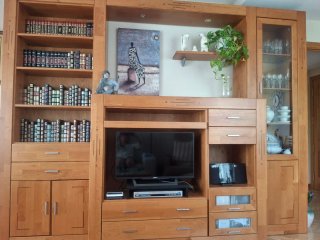 Mueble de salón de madera y cristal