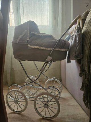 Cochecito de muñecas clásico