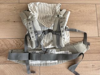 Mochila de porteo marca Ergobaby. Beige-grisácea.