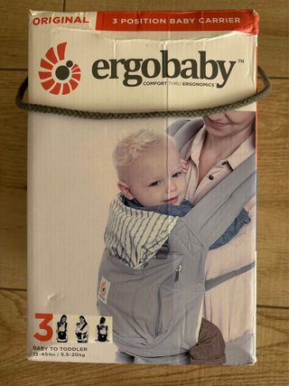 Mochila de porteo marca Ergobaby. Beige-grisácea.