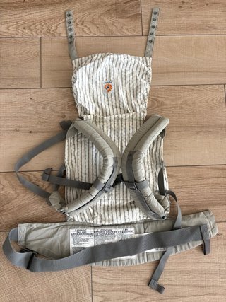 Mochila de porteo marca Ergobaby. Beige-grisácea.