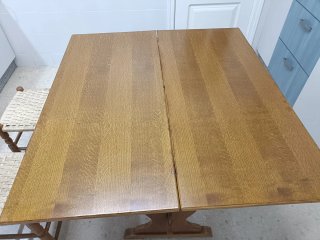 Mesa de cocina con 2 taburetes de enea