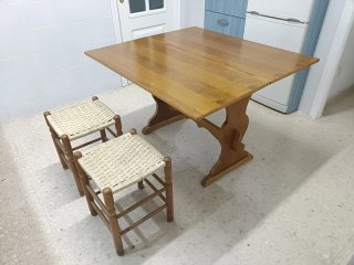 Mesa de cocina con 2 taburetes de enea