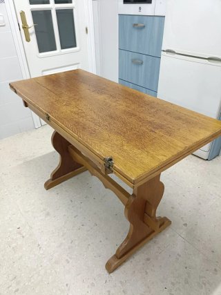 Mesa de cocina con 2 taburetes de enea