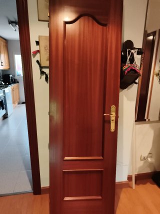Puerta de madera clásica