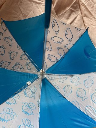 Paraguas infantil azul y blanco con dibujos