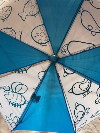 Paraguas infantil azul y blanco con dibujos