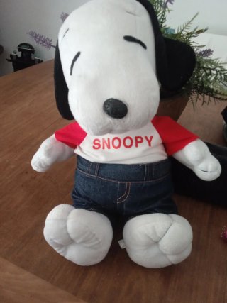 Peluche Snoopy con camiseta y vaqueros