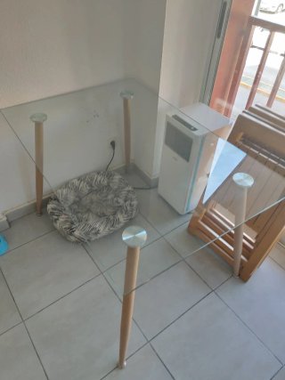 Mesa de comedor de cristal y madera