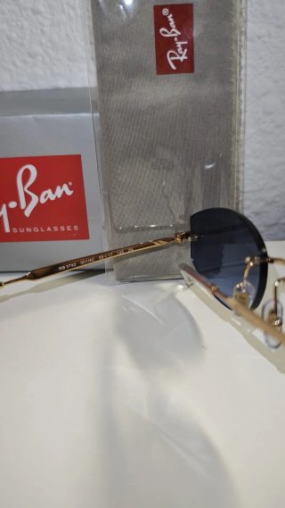Gafas de sol Ray-Ban azules y doradas