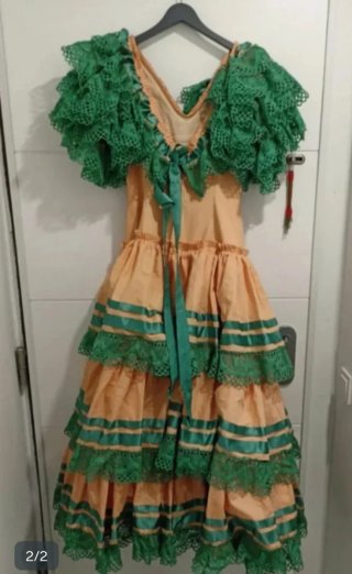 Traje de flamenca naranja y verde