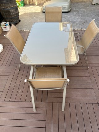 Mesa y 4 sillas de exterior