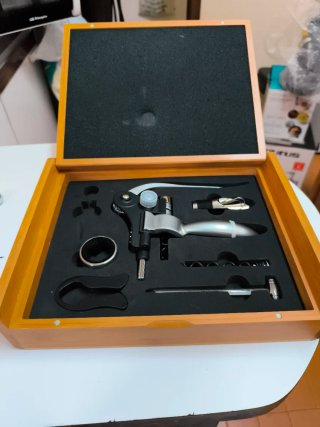 Set de Accesorios para Vino en Caja de Madera