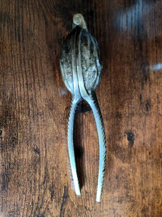 Cascanueces Vintage de Latón Metal Artesanal