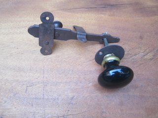 Pestillo antiguo hierro, pomo negro.