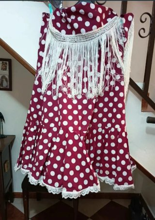 Falda flamenca y mantoncillo lunares