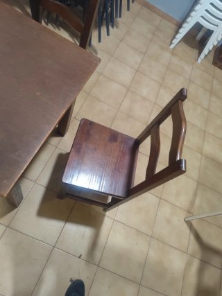 Set de Mesa y 4 Sillas de Madera