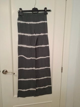 Pantalones grises con rayas blancas