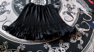 Falda negra plisada con volantes