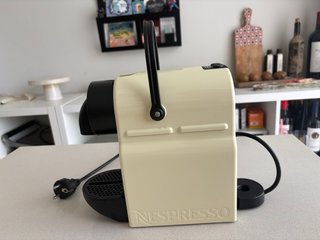 Cafetera Nespresso y Soporte para Cápsulas