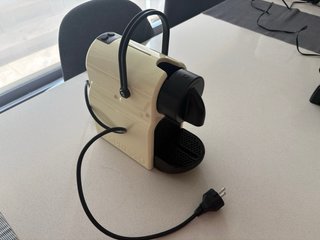 Cafetera Nespresso y Soporte para Cápsulas