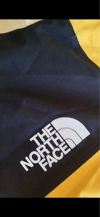 Cortavientos The North Face Amarillo y Negro