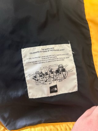 Cortavientos The North Face Amarillo y Negro