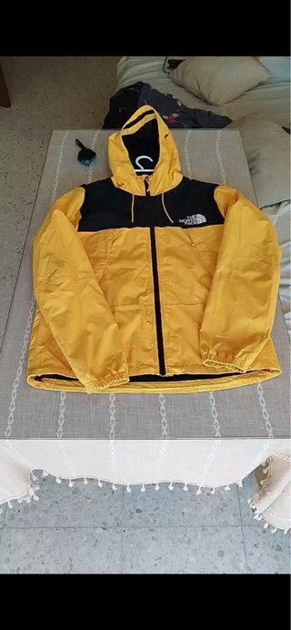 Cortavientos The North Face Amarillo y Negro