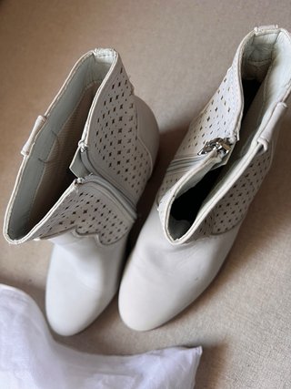 Botines Xti blancos con perforaciones