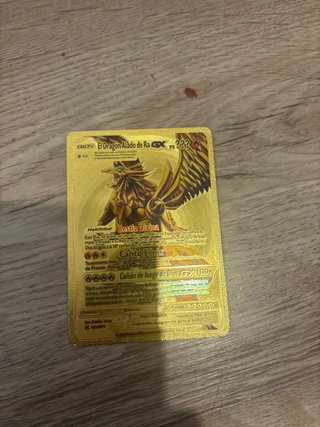 Carta Pokémon El Dragón Alado de Ra GX Dorada