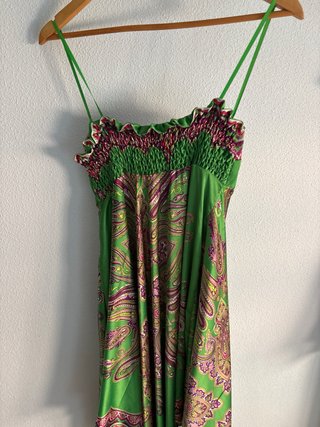 Vestido verde con estampado paisley