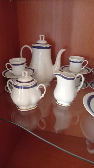 Set de Menaje de Porcelana con Filo Azul