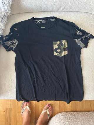 Camiseta Zara Negra con Bolsillo Camuflaje