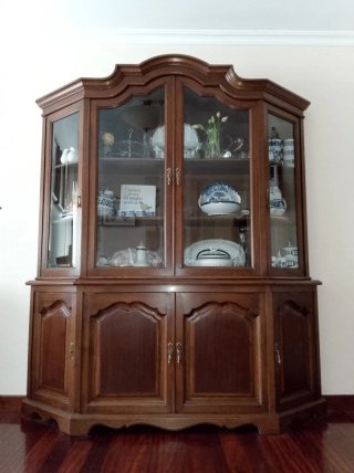 Vitrina de madera y cristal