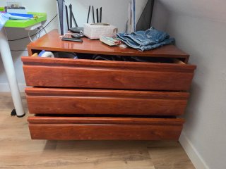 Cajonera de madera marrón
