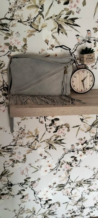 Bolso de piel gris con flecos
