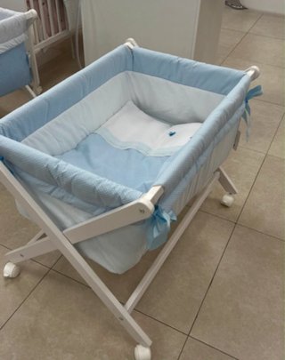 Minicuna azul con ruedas