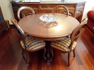 Mesa de comedor con sillas