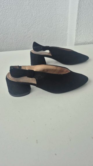 Zapatos negros tacón bajo slingback