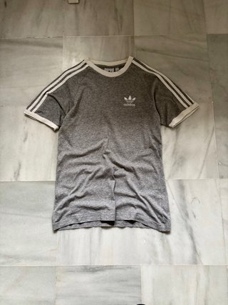 Camiseta Adidas Gris Rayas Blancas