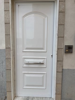 Puerta blanca de entrada