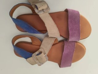 Sandalias de tiras azules y moradas