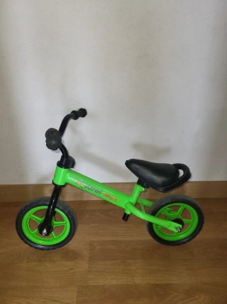 Bicicleta sin pedales verde