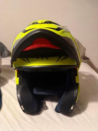 Casco de moto amarillo MT